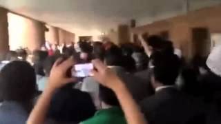 PEÑA NIETO HUYE DE LA IBERO - #MeEscondoEnElBañoComoEPN