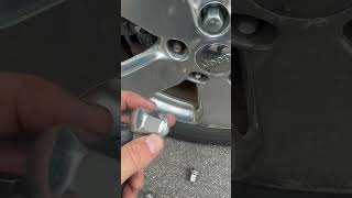 2011 Jeep WK2 Grand Cherokee Lug Nut Failure and Replacement #jeep #jeepwk2 #diy #repair