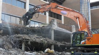 Giant Mantovanibenne CR80 concrete cracker on Hitachi Zaxis 890 excavator