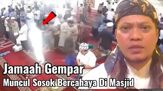 JAMAAH GEMPAR,Ketika Sholat Jumat,Tiba² Muncul Sosok Bercahaya Di Masjid - Apa Penampakan Malaikat ?