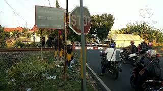 Railway crossing II Perlintasan Kereta Api Jl. Basuki Rahmat Probolinggo JPL 02 KA Logawa