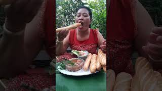 ăn bánh mì que với xíu mại