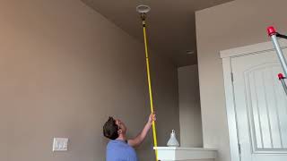 Change light bulbs in tall ceiling areas: How to use a light bulb pole extension