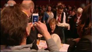 Kellner schüttet Angela Merkel 5 Bier im Nacken