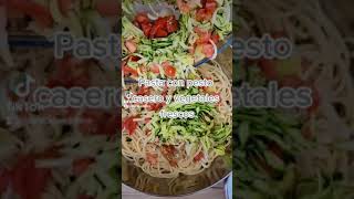 Pasta con pesto casero y vegetales frescos