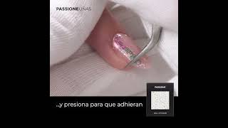 Manicura de color veraniega y glamurosa | PassioneUñas