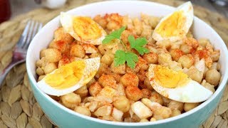 Ensalada de garbanzos con bacalao, huevo y pimentón