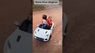 Maria Alice dá carona pra Maria Flor