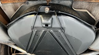 40 year old spare tire removal from 79 corvette (NEST INSIDE😱😱😱)