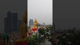 The Big Buddha of Bangkok a squadron of trained parrots / wat khun chan