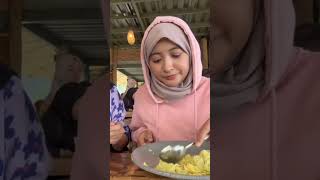 AKSI KOCAK MAKAN TELUR PUYU PAKAI SENDOK #comedyvideo #shorts