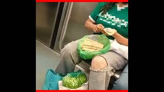 Captan a mujer preparando tacos de papa en Metro de la CdMx #shorts