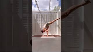 The Live - YOGA | Laura Akram