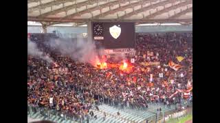 Roma - Palermo - 2005/2006 - ultras Roma - inno e fumogeni - panoramica curva sud e nord in azione