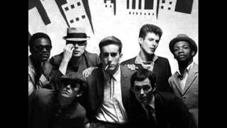 THE SPECIALS - GHOST TOWN (LIVE)