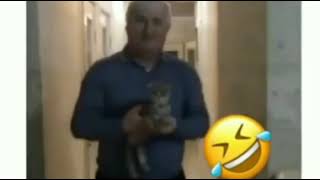 Дед на роликах с котом😹😹😹