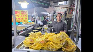 Hàng bánh xèo vỉa hè Sài Gòn ăn kèm lá cóc, lá nhái khách Tây rất khoái