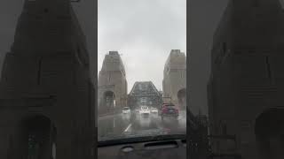 Conduciendo bajo el Harbour Bridge, Sydney, Australia