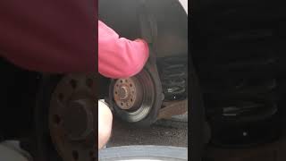 Volkswagen/VAG   Replace brake pads without computer  and pres piston  vcds  full video