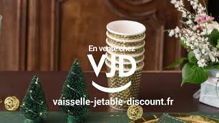 Une table de fête : Sapin de Noël vert.