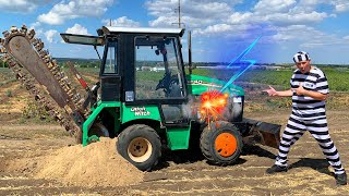 Le tracteur s'est cassé - Dima policière prensd le vélo pour aider un homme