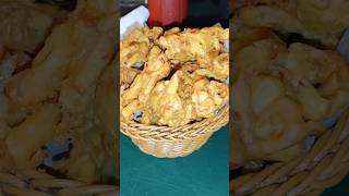 Pakoray And Samosay #pakoray #samosa #snacks #ramzan #recipe #shorts