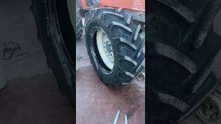 Cambiando Neumáticos BKT 360/70R24 Para Tractor Kubota M8950. #rinoagro #tractor #bueydu #bkt #agro