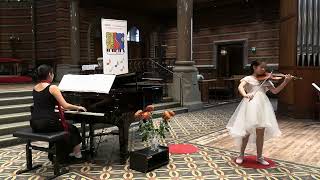 Luna Li och Jessica Lin spelar Allegro molto ur Sonatine D-dur op 137/1 av Schubert