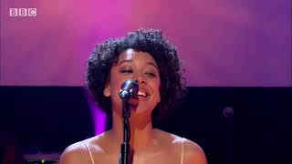 Corinne Bailey Rae  -  Put Your Records On ( Live) ❤️