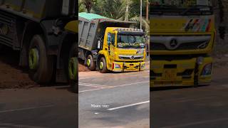 Just Miss👀ഇപ്പോ വണ്ടിടെ അടി തട്ടിയെന്നേ.. Bharatbenz Tipper Lorry #viral #shorts