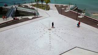 Drone fazendo  órbita  sobre o Marco dos corais...ponta verde  Maceió Alagoas