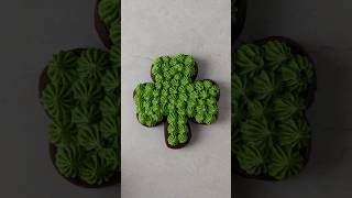 Happy St. Patrick's Day! This easy cookie decoration was done with Wilton tip 32 #cookies #festive