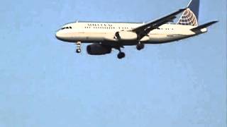 United A320-232 landing at KIAD