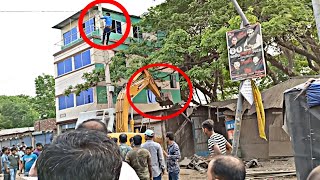 Dangerous market vandalism with excavator | সরকারি জমি দখল করাই দোকানপাট ভাংচুর চলছে ।