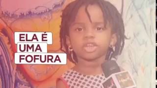 Menina fazendo uma homenagem pra mãe.