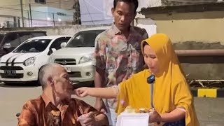 Baik banget ibu Marni | Bapak wasjud di suapin sama menantu nya ibu Marni