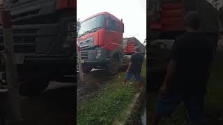 detik detik evakuasi laka truck trailer.