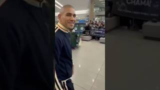 ALEX POATAN É RECEBIDO POR MILHARES DE FANS NO AEROPORTO DA COREIA