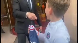 the reaction of a paris fan after taking a photo with messi and messi signed the dress! wow #shorts