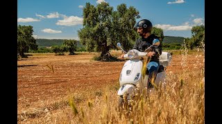 Vacanza in Vespa in Puglia, sosta al porticciolo di San Vito