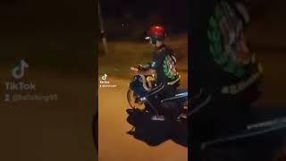 #viral   seorang pemuda membawa sekor ular tedung selar dengan menaiki motosikal