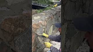 Asi es como estamos repunteando este muro de piedras naturales