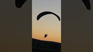 Professor pardal pousando de paramotor