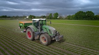 Un FENDT 828 aux épandage d'engrais !