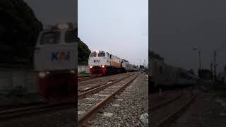 Kereta argo wilis bergerak lambat saat melintas stasiun gede bage