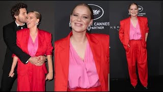 Joanna Kulig w Cannes zadaje szyku w czerwonym garniturze od polskiej projektantki