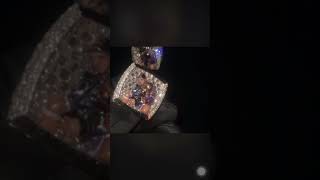 Anuel luce su nuevo anillo hecho en diamante y oro