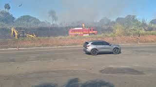 Incêndio florestal desafia bombeiros e dono de imóvel em Guaxupé