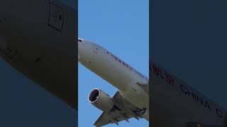 CLOUDBURSTING BOEING 777F at Schiphol Airport  #planespotting #aviation #ytshorts #plane #airport