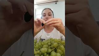 I eat white delicious grapes 🍇 #food #eatingshow #mukbang